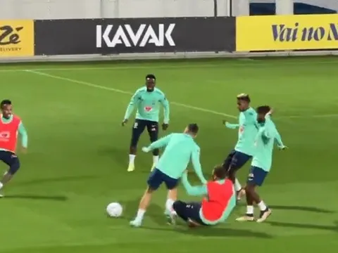 Toàn cảnh Neymar làm đau Telles khiến Tite hú vía