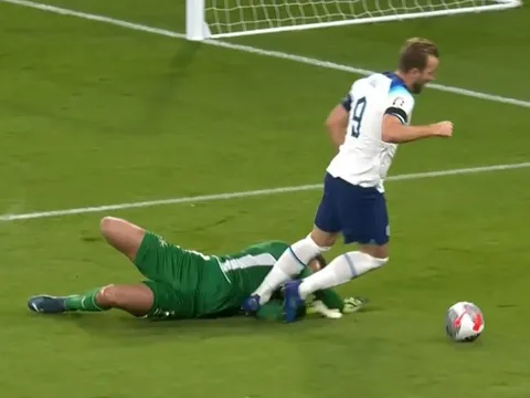 Toàn cảnh pha bóng gây tranh cãi của Harry Kane