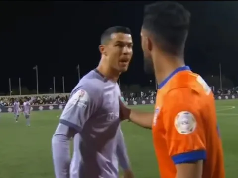 Toàn cảnh Ronaldo thể hiện sự hờn dỗi khi Al Nassr bị cầm chân