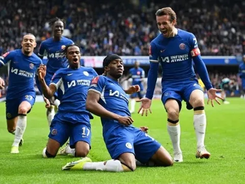 Toàn đội Chelsea "hứng rìu" cho Sterling