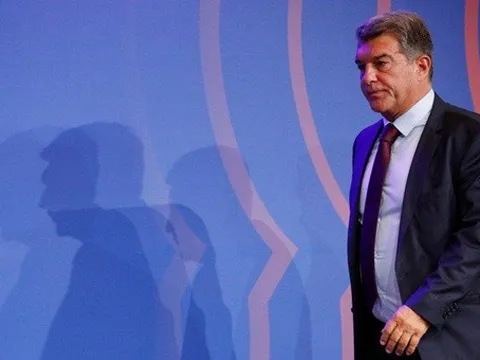"Tôi đã nghĩ đến việc thuyết phục Messi thi đấu không công cho Barca"