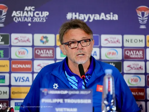"Tôi khá ngạc nhiên với cách dùng người của HLV Troussier"