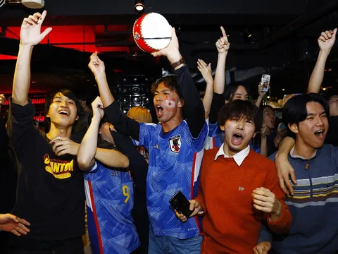 Tokyo vỡ òa vì chiến tích của tuyển Nhật Bản