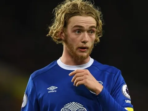 Thần đồng bóng đá Anh một thời thành cầu thủ tự do