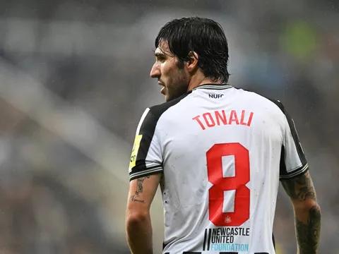 Tonali treo giò, Newcastle tính cuỗm 'mad dog' của Man United
