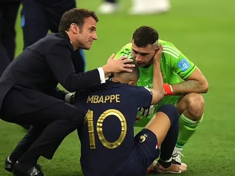 Tổng thống Pháp an ủi, Mbappe hành động khác lạ