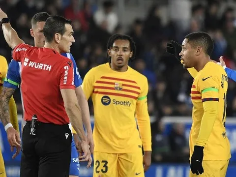 Vì sao Lewandowski ngăn đồng đội phản ứng sau khi trọng tài rút thẻ đỏ?
