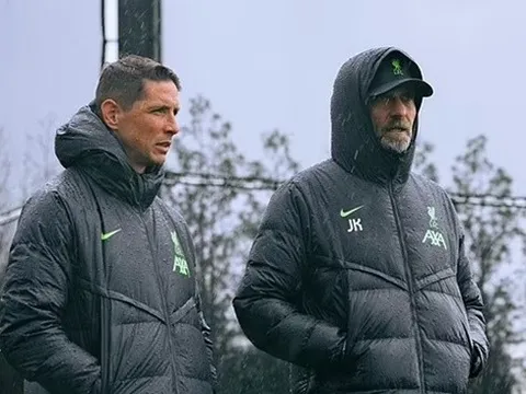 Torres bất ngờ xuất hiện tại sân tập Liverpool