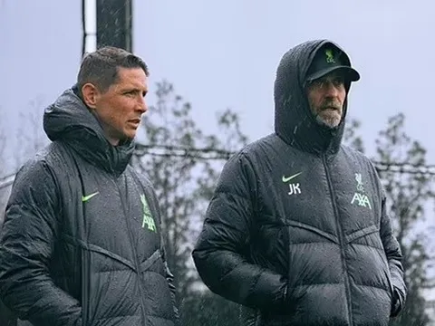 Torres tạo cơn sốt tại Liverpool, gây chú ý khi đứng cạnh Klopp