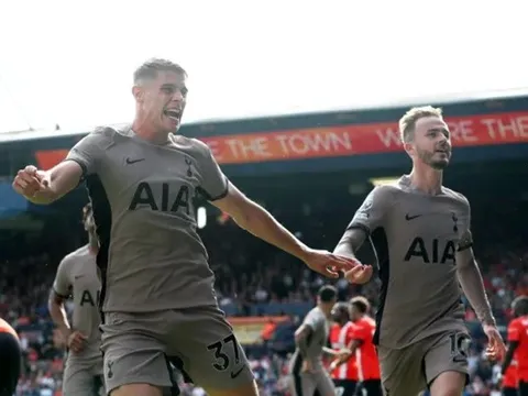 Tottenham nhận tổn thất kép sau trận thua Chelsea