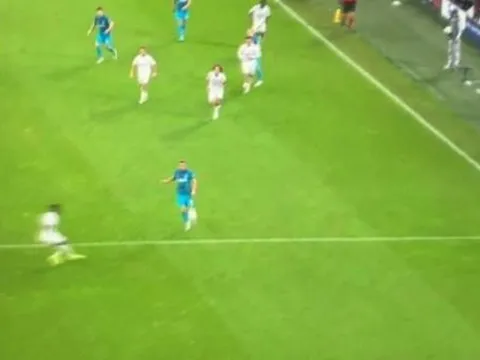 Tottenham phải đấu với 12 người ở cuối trận Marseille