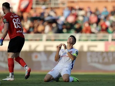 Tấm vé xuống hạng tại V-League 2023 có chủ