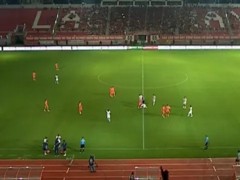 Trận Hải Phòng - Đà Nẵng gián đoạn 2 lần vì đèn hỏng