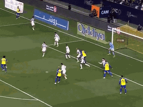 Tranh cãi quanh đường kiến tạo bằng gót của Ronaldo
