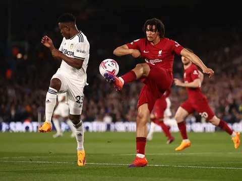 Klopp ngả mũ với Alexander-Arnold