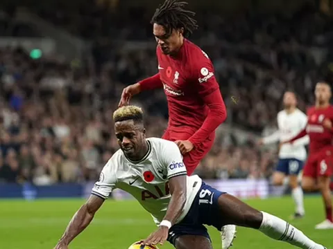 Gary Neville chê bai hậu vệ Liverpool