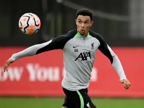 Klopp báo tin vui về  Alexander-Arnold