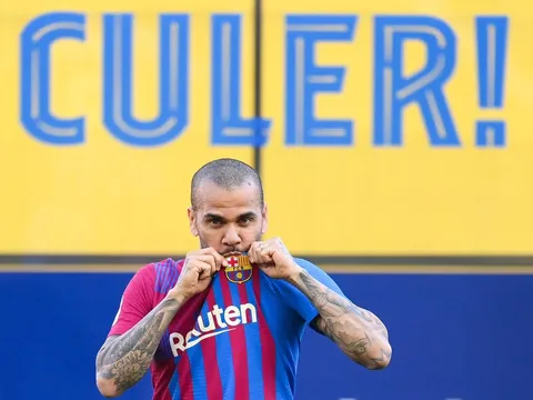 Trở lại Barca, Dani Alves lên tiếng về Xavi