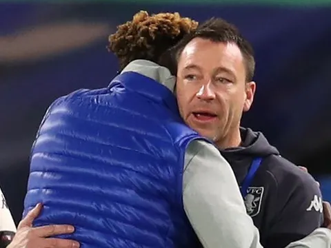 Trở lại Stamford Bridge, John Terry hành động thân thiết với Tammy Abraham