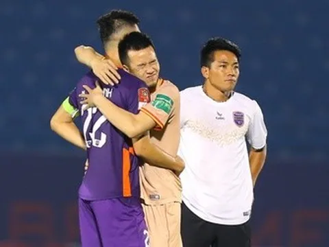 Trợ lý HLV Quang Hải an ủi Tiến Linh sau khi thua CAHN
