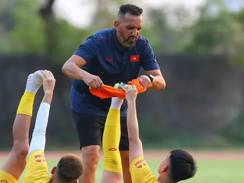 Trợ lý người Morocco pha trò với cầu thủ U22 Việt Nam