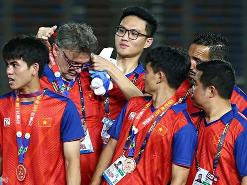 Trợ lý nhường huy chương đồng cho HLV Troussier