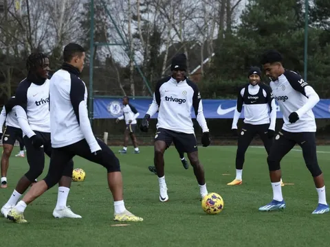 Trong cơn bĩ cực, cú hích xuất hiện trên sân tập Chelsea