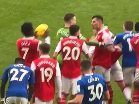 Trong lúc hỗn loạn, Saka làm trò tách Pickford và Xhaka