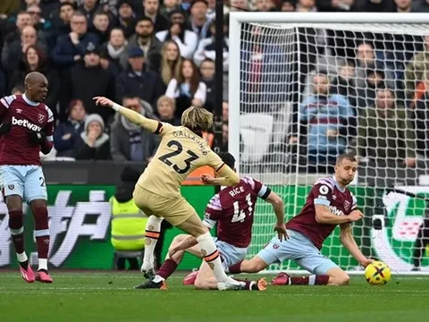 Trong một đêm, VAR tạo ra 3 sai lầm khó dung thứ