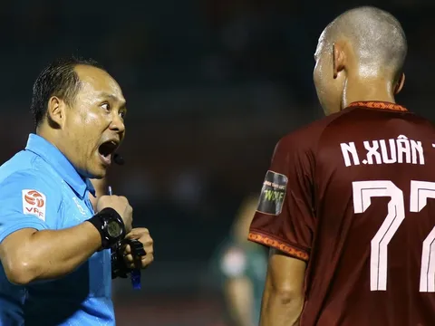 Trọng tài bẻ còi để thổi phạt đền cho CLB TP.HCM