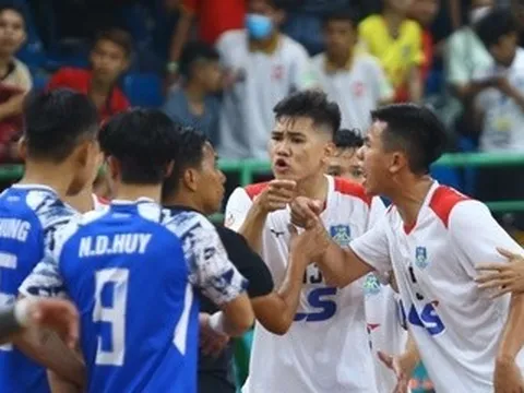 Trọng tài bị vây khi bẻ còi ở 'Siêu kinh điển' futsal Việt Nam
