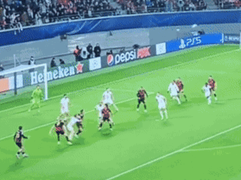 Trọng tài Champions League gây tranh cãi trong trận đấu của Man City