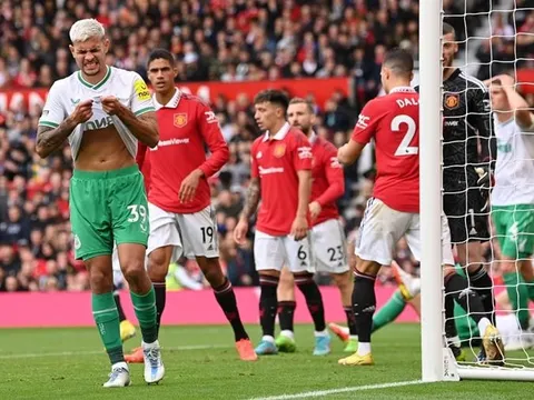 Trọng tài chung kết League Cup bị fan Newcastle cáo buộc ủng hộ MU