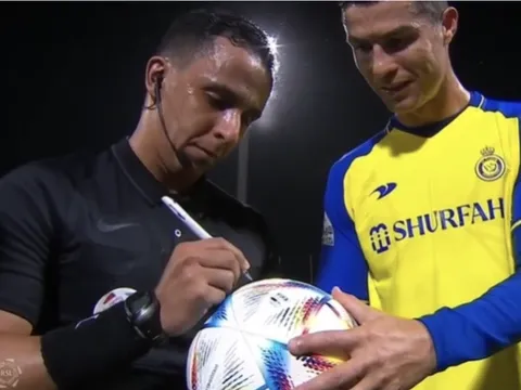 Trọng tài gây tranh cãi khi ký tặng cho Ronaldo