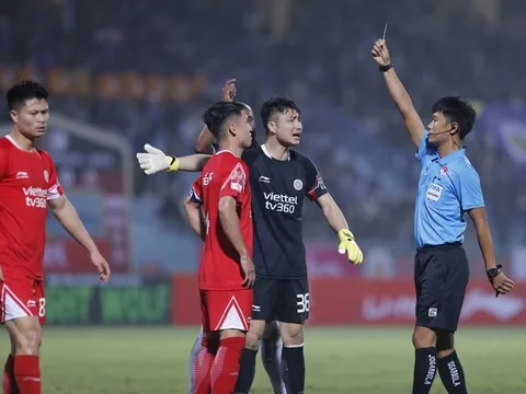 Trọng tài lại "gây bão" tại V-League