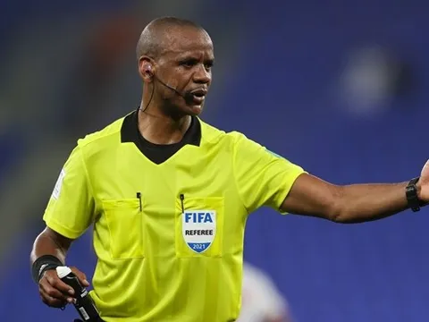 Trọng tài “nghe lời Chúa” điều khiển trận đấu giữa Bỉ và Canada