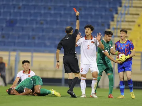Trọng tài rút nhầm thẻ đỏ khiến cầu thủ U23 Việt Nam ngỡ ngàng