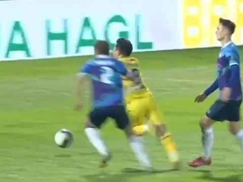 Trọng tài 'tặng' HAGL penalty bị treo còi hết mùa giải