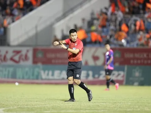 Vua ngoại cũng phạm sai sót, sao phải trách trọng tài nội?