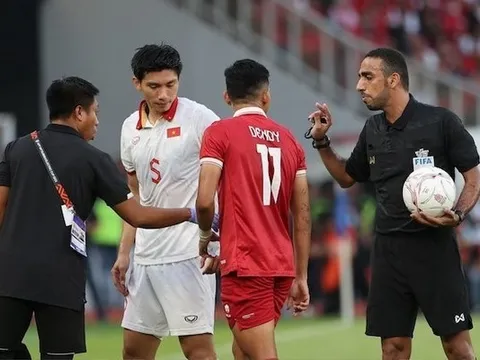 CĐV "gây bão" với Văn Hậu; Báo Indonesia chỉ trích trọng tài