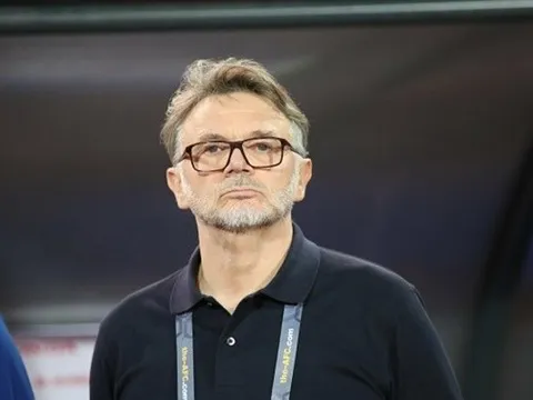 Phản ứng của HLV Troussier khi được VFF hỗ trợ 3 tháng lương