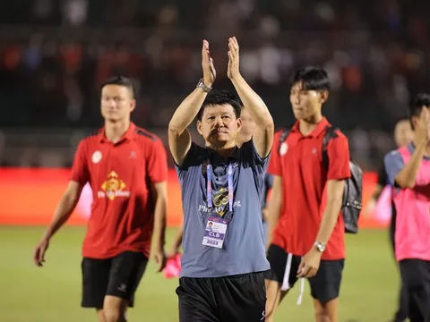 Trụ hạng thành công, HLV Vũ Tiến Thành thừa nhận CLB TP HCM yếu nhất V-League