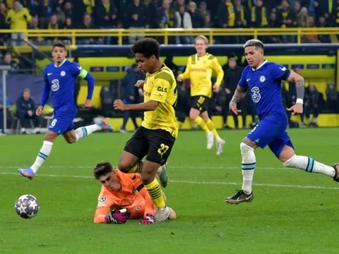 'Có lẽ ông chủ Chelsea sẽ mua toàn độ đội hình Dortmund'