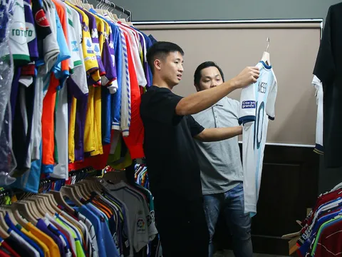 Trung vệ Bùi Tiến Dũng bất ngờ với thư viện bóng đá lớn nhất Việt Nam
