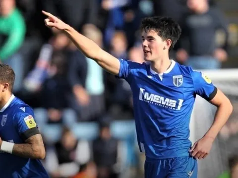 Trung vệ Indonesia trận thứ hai ghi bàn giúp CLB Anh thoát thua