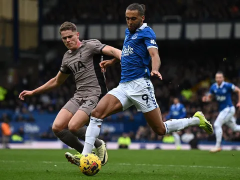 Trung vệ Tottenham được khen không ngớt