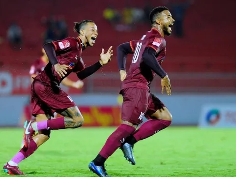 Trung vệ Văn Việt nhận thẻ đỏ, Bình Định thắng 3-0