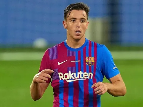 Truyền nhân Busquets đứng trước cánh cửa rời Barca