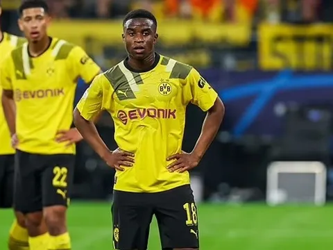 Truyền thông Đức phanh phui chuyện chấn động của thần đồng Dortmund