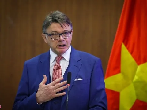 HLV Troussier dưới bóng ông Park Hang-seo